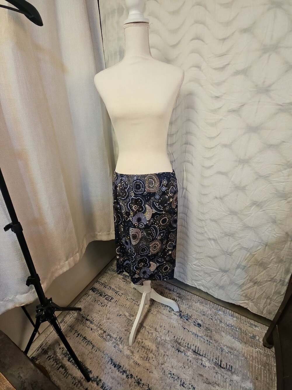 BCBGMAXAZRIA Graphic Print Midi Skirt Black Blue Size L